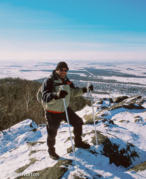 alpiniste Mont St-Hilaire pain sucre sommet en hiver Montreal region Monteregian Hills in winter climber to the summit